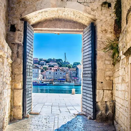 Conte * Kastela